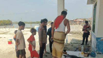 Warga Dusun II Desa Bagan Kuala, Kecamatan Tanjung Beringin, Kabupaten Serdang Bedagai (Sergai) dihebohkan dengan penemuan mayat seorang pria yang tergeletak di teras kantor Unit Penyelenggara Pelabuhan Tanjung Beringin, Selasa (29/7/2025).