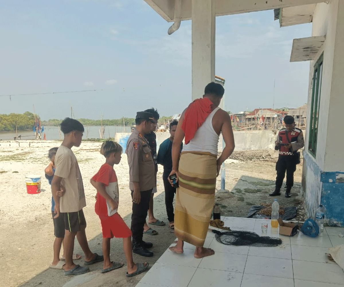 Warga Dusun II Desa Bagan Kuala, Kecamatan Tanjung Beringin, Kabupaten Serdang Bedagai (Sergai) dihebohkan dengan penemuan mayat seorang pria yang tergeletak di teras kantor Unit Penyelenggara Pelabuhan Tanjung Beringin, Selasa (29/7/2025).