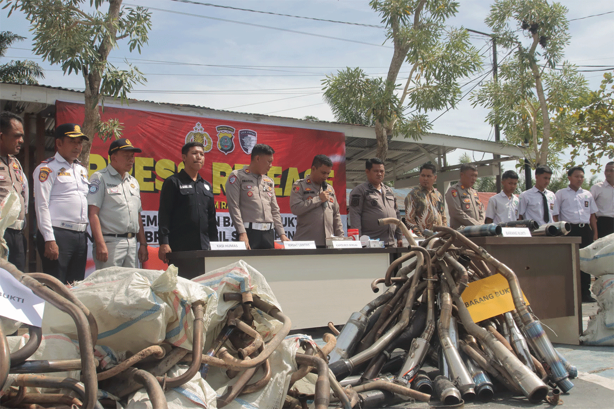 Satuan Lalu Lintas (Sat Lantas) Polres Serdang Bedagai (Sergai) memusnahkan ratusan knalpot brong hasil sitaan dari pelanggaran lalu lintas selama pelaksanaan Operasi Patuh Toba 2025. Pemusnahan dilakukan Kamis (31/7/2025) di lapangan uji praktek SIM.