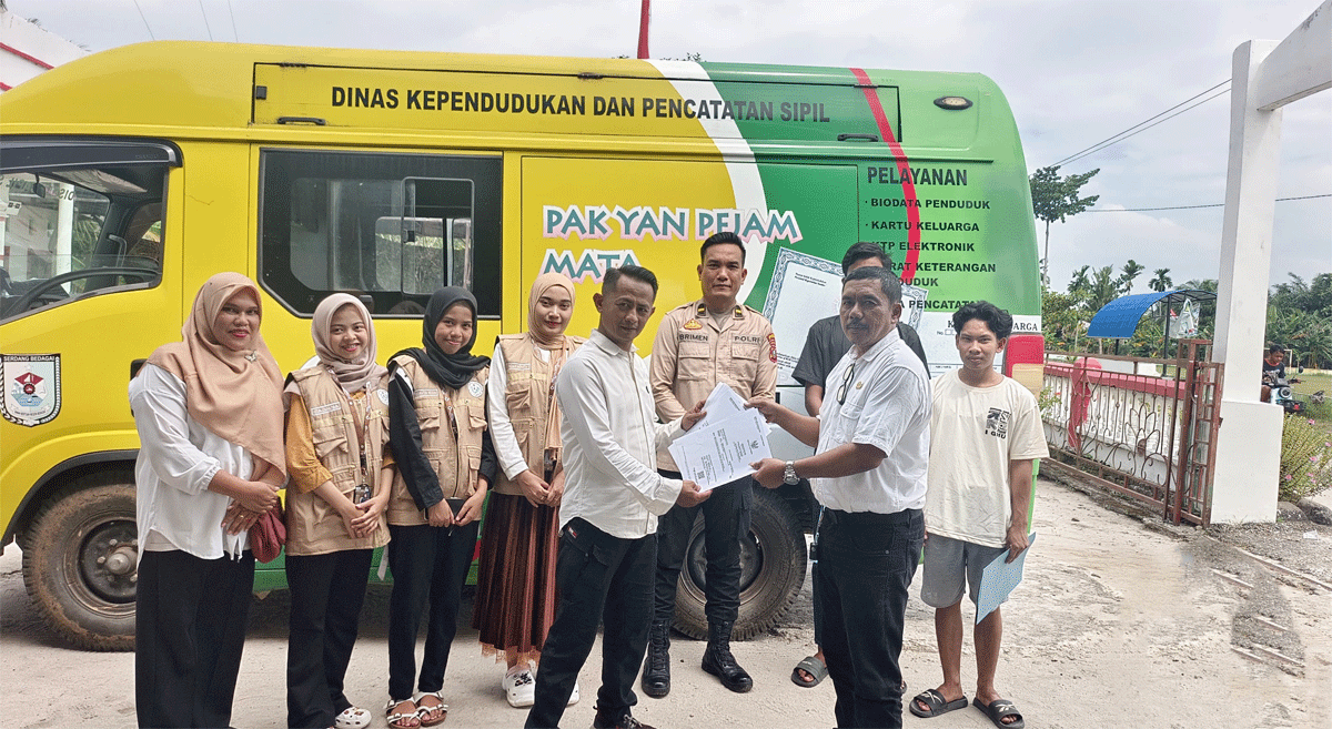 Disdukcapil menggelar layanan jemput bola langsung di Kantor Desa Sukajadi, Kecamatan Tanjung Beringin, Kamis (10/7/2025).