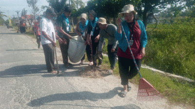 Semangat gotong royong terlihat di Desa Pematang Cermai, Kecamatan Tanjung Beringin, Serdang Bedagai (Sergai), Jumat (11/7/2025), saat puluhan mahasiswa dan warga turun ke jalan membersihkan lingkungan.
