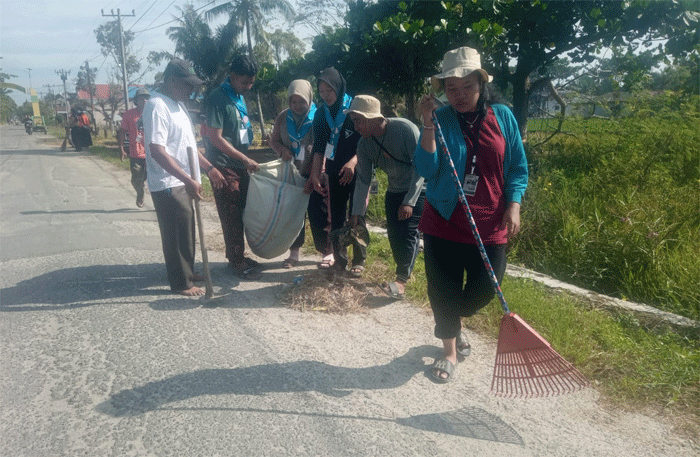 Semangat gotong royong terlihat di Desa Pematang Cermai, Kecamatan Tanjung Beringin, Serdang Bedagai (Sergai), Jumat (11/7/2025), saat puluhan mahasiswa dan warga turun ke jalan membersihkan lingkungan.