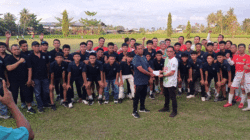 Darmawan secara simbolis menyerahkan bantuan dari Wakil Bupati Adlin Tambunan kepada manajer Sejati Jaya sebagai bentuk dukungan langsung dari pemerintah daerah