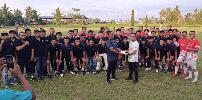 Darmawan secara simbolis menyerahkan bantuan dari Wakil Bupati Adlin Tambunan kepada manajer Sejati Jaya sebagai bentuk dukungan langsung dari pemerintah daerah