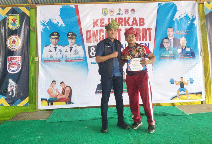 M. Fahri Syahputra, seorang pelajar dan anak yatim piatu asal Tanjung Beringin meraih juara pertama Kejurkab Angkat Berat di Pantai Ingah, Kecamatan Pantai Cermin, Sumatera Utara, Minggu (13/7/2025).