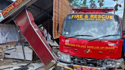 Sebuah armada pemadam kebakaran milik Pemerintah Kabupaten Solok dengan nomor polisi BA 9609 HK mengalami kecelakaan di Simpang Lima