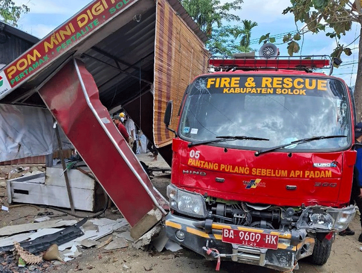 Sebuah armada pemadam kebakaran milik Pemerintah Kabupaten Solok dengan nomor polisi BA 9609 HK mengalami kecelakaan di Simpang Lima
