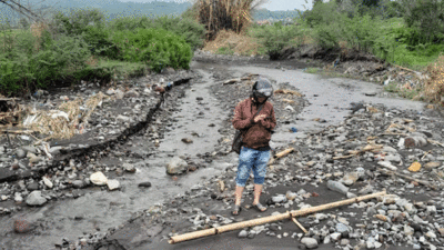 Sungai di Jorong Cangkiang, Nagari Batu Taba, Kecamatan Ampek Angkek, Agam, kembali mengalami pendangkalan parah.