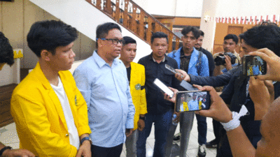 Keterangan pers di DPRD Riau seputar defisit APBD.