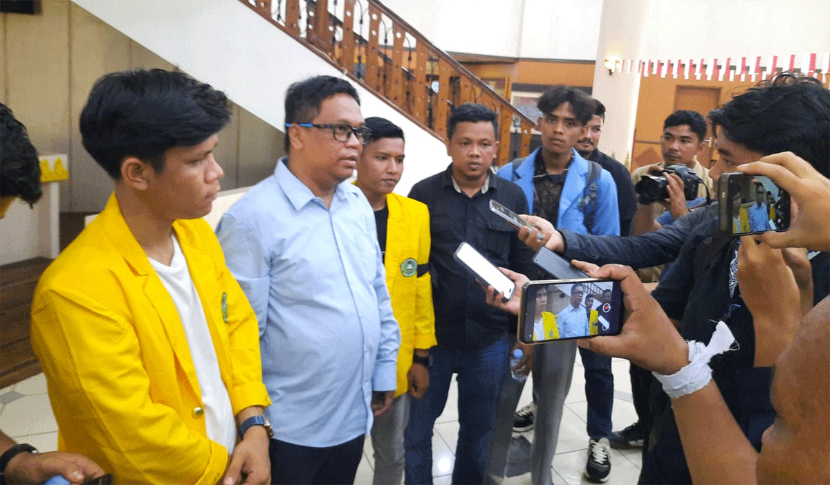 Keterangan pers di DPRD Riau seputar defisit APBD.