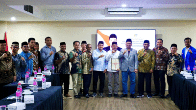 Menteri Nusron bersama tokoh agama.