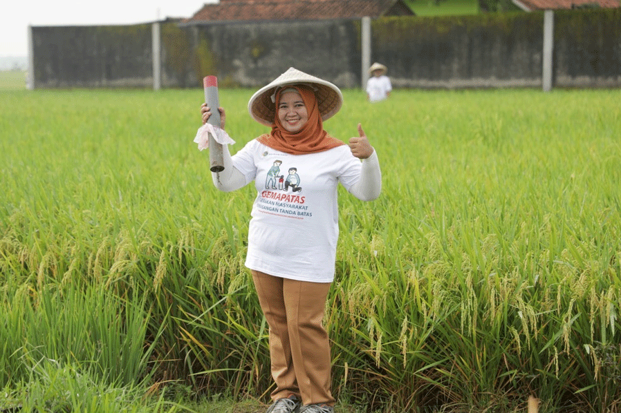 Warga hendak pasang patok tanah.