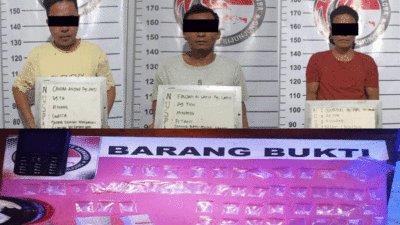 Tiga terduga pelaku dan barang bukti yang diamankan polisi.