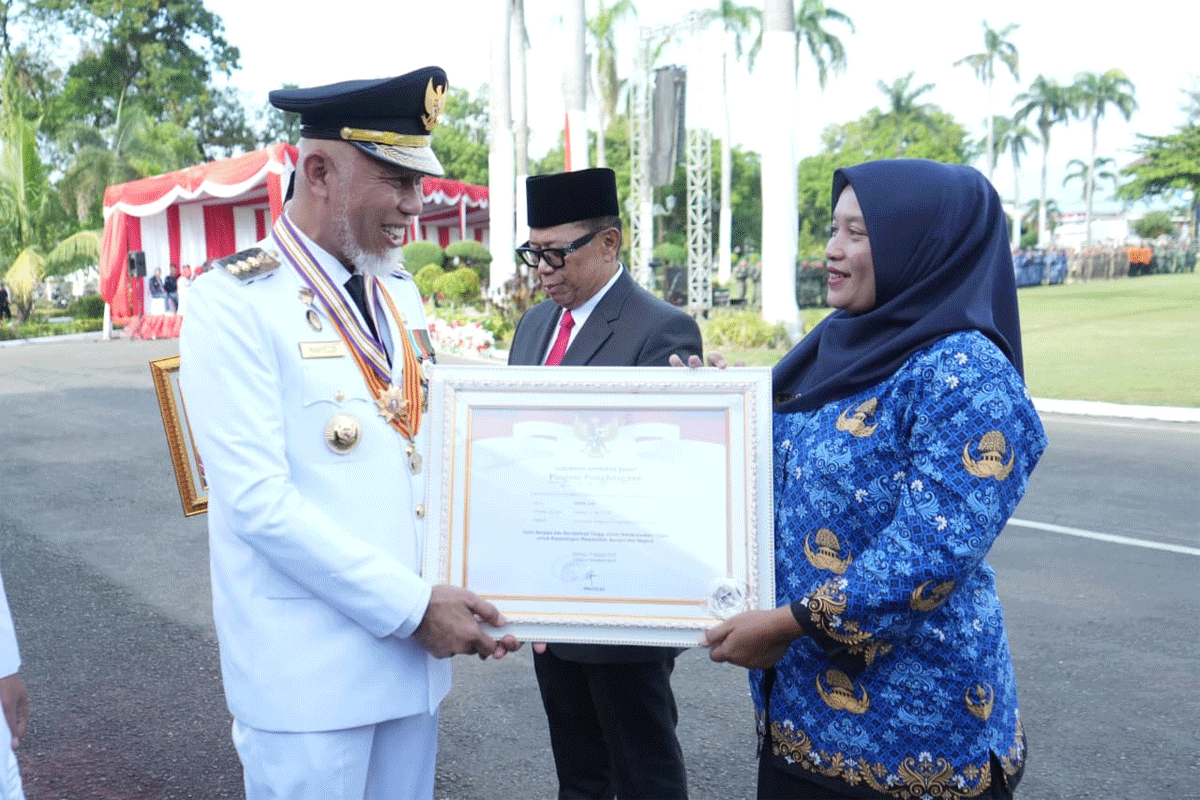 Bidan yang Seberangi Sungai Demi Pasien Dapat Penghargaan dari Gubernur Sumbar 1 Gubernur Mahyeldi serahkan penghargaan untuk Bidan Dona. (Biro Adpim)