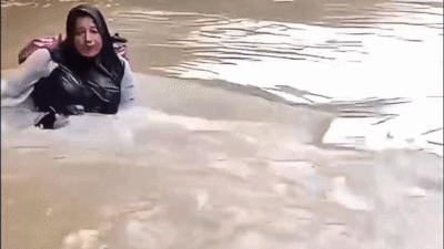 Viral! Bidan di Pasaman Seberangi Sungai Demi Menolong Warga
