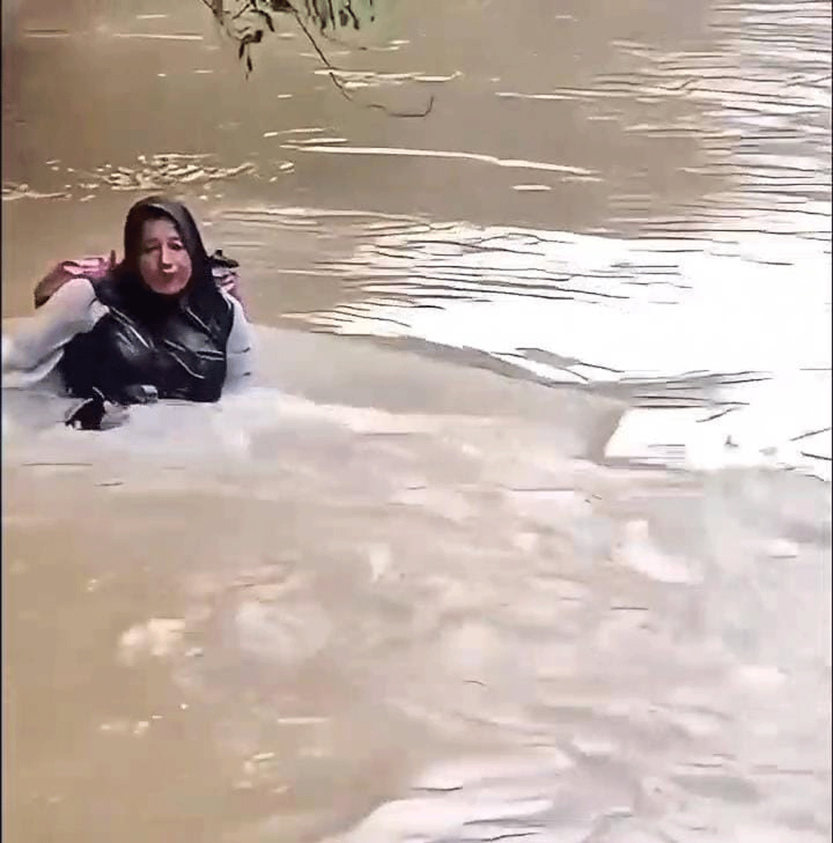 Bidan seberangi sungai untuk menolong warga.