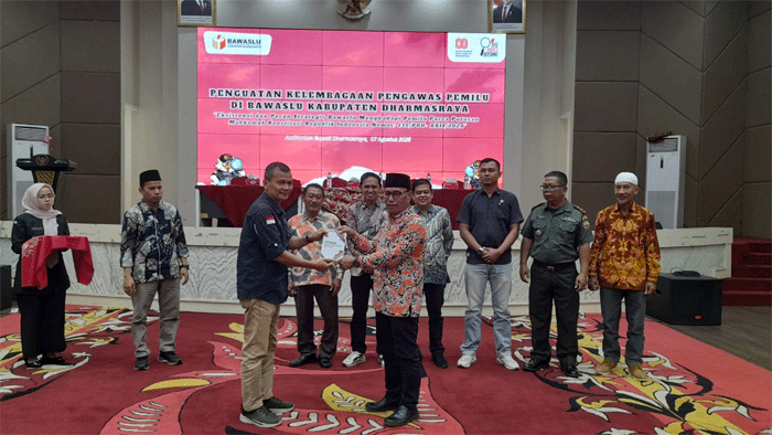 Badan Pengawas Pemilu (Bawaslu) Kabupaten Dharmasraya, gelar kegiatan penguatan kelembagaan pengawasan pemilu Gelar Penguatan Kelembagaan, Kamis (7/8/2025) di auditorium kantor bupati.