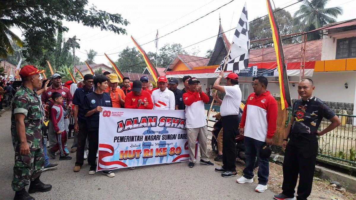 Foto bersama di sela kegiatan.