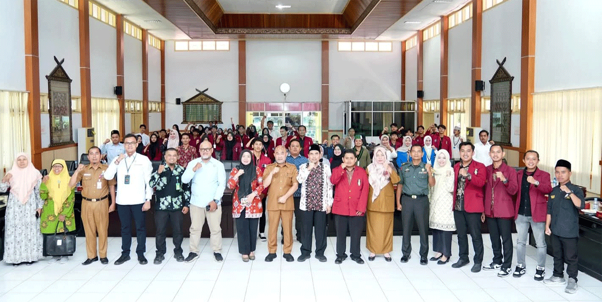 Bupati Dedy Putra bersama pengurus IMM. (bungokab.go.id)