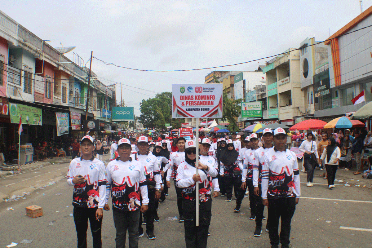 Peserta pawai pembangunan di Bungo. (bungokab.go,.id)