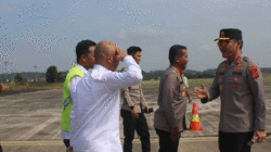 Bupati Dedy Putra sambut kedatangan Kapolda Jambi, Irjen Krisno Halomoan Siregar di Bandara Muara Bungo, Rabu (6/8/2025).