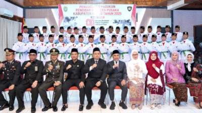 Foto bersama usai pengukuhan.