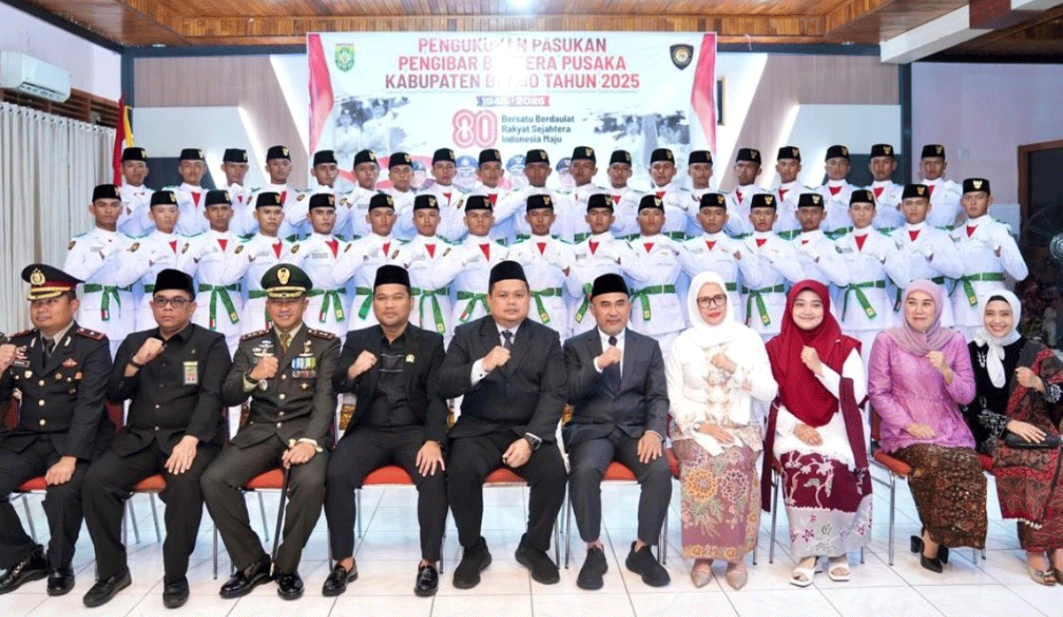 Foto bersama usai pengukuhan.