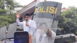 Bupati Pati, Sudewo dilempar sandal saat menemui massa pendemo di alun-alun Pati, Rabu (13/8/2025). (Kompas.com)