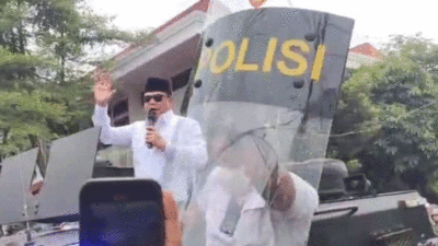 Bupati Pati, Sudewo dilempar sandal saat menemui massa pendemo di alun-alun Pati, Rabu (13/8/2025). (Kompas.com)