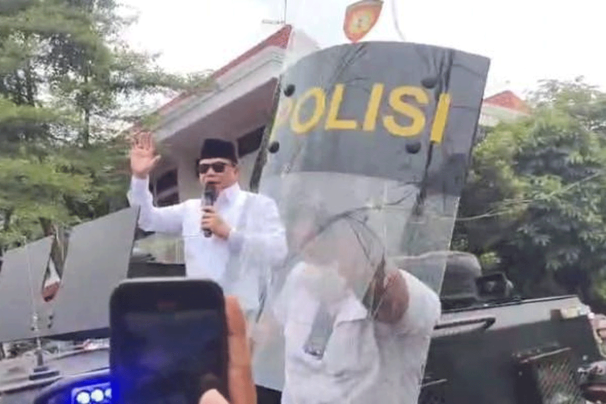 Bupati Pati, Sudewo dilempar sandal saat menemui massa pendemo di alun-alun Pati, Rabu (13/8/2025). (Kompas.com)