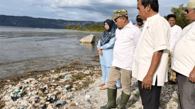 Banyak sampah menumpuk di tepian Danau Singkarak. Sampah berasal sampah yang dibuang ke aliran sungai yang bermuara di danau.