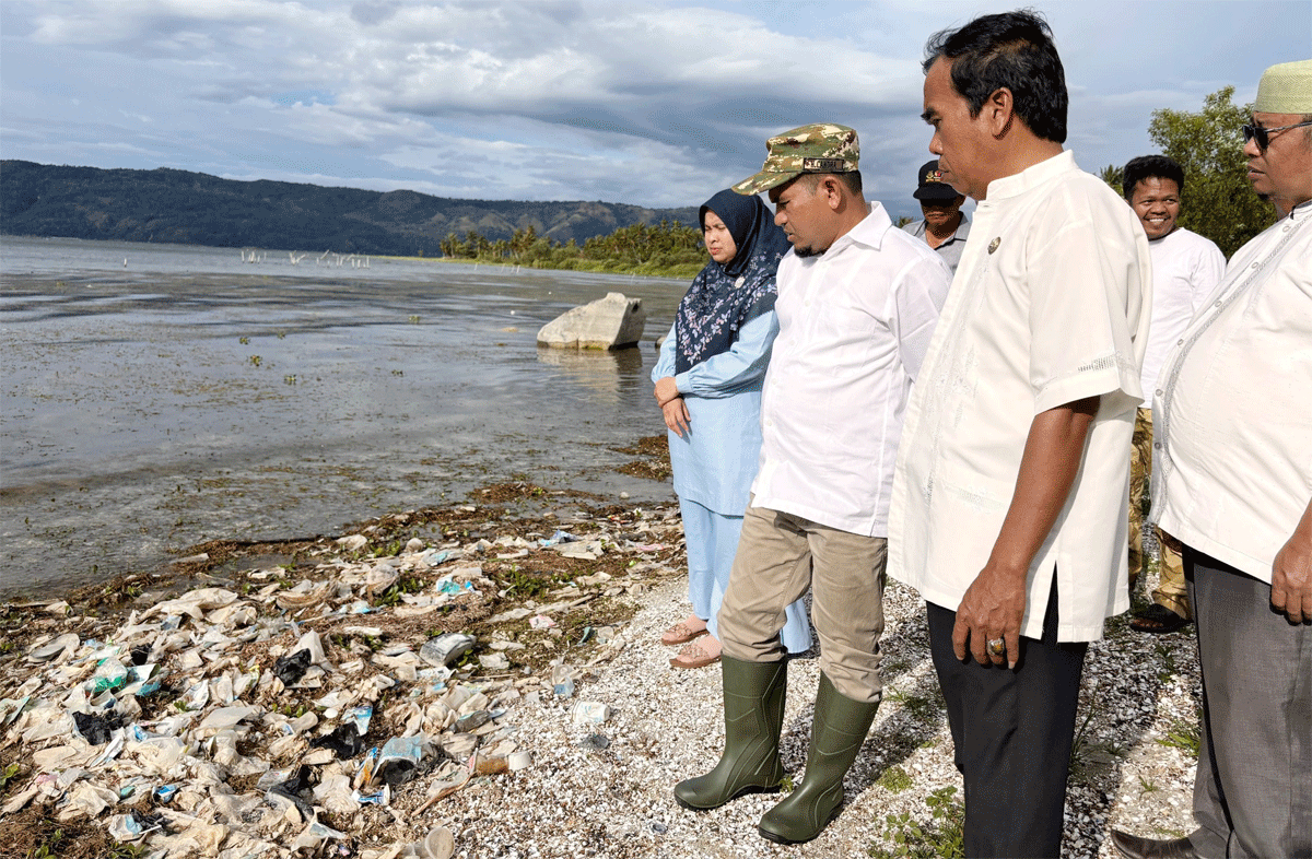 Banyak sampah menumpuk di tepian Danau Singkarak. Sampah berasal sampah yang dibuang ke aliran sungai yang bermuara di danau.