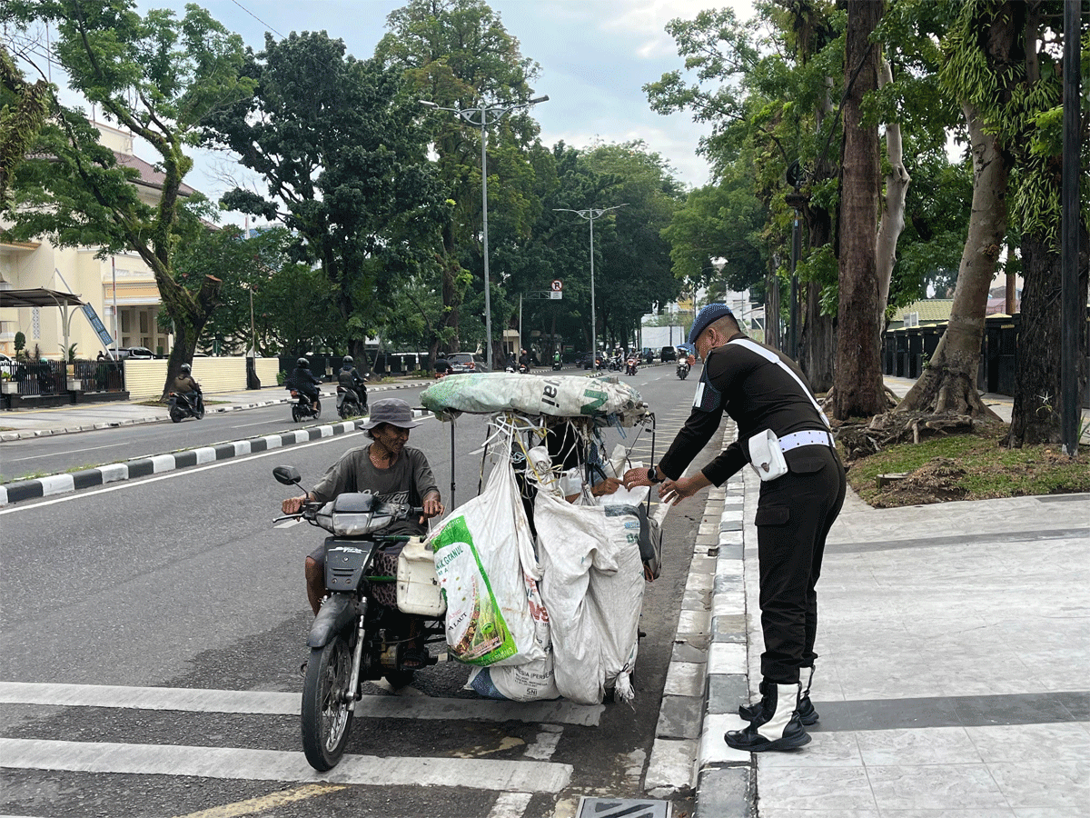 Petugas bagikan paket ke warga.