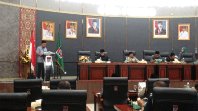 Rapat paripurna DPRD Padang dengan agenda buka dan tutup masa sidang.