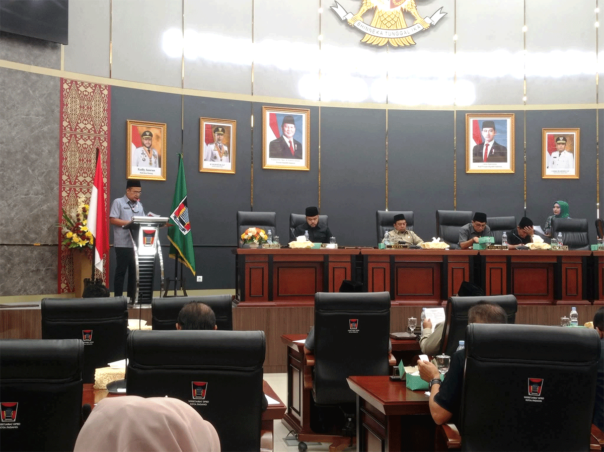 Rapat paripurna DPRD Padang dengan agenda buka dan tutup masa sidang.