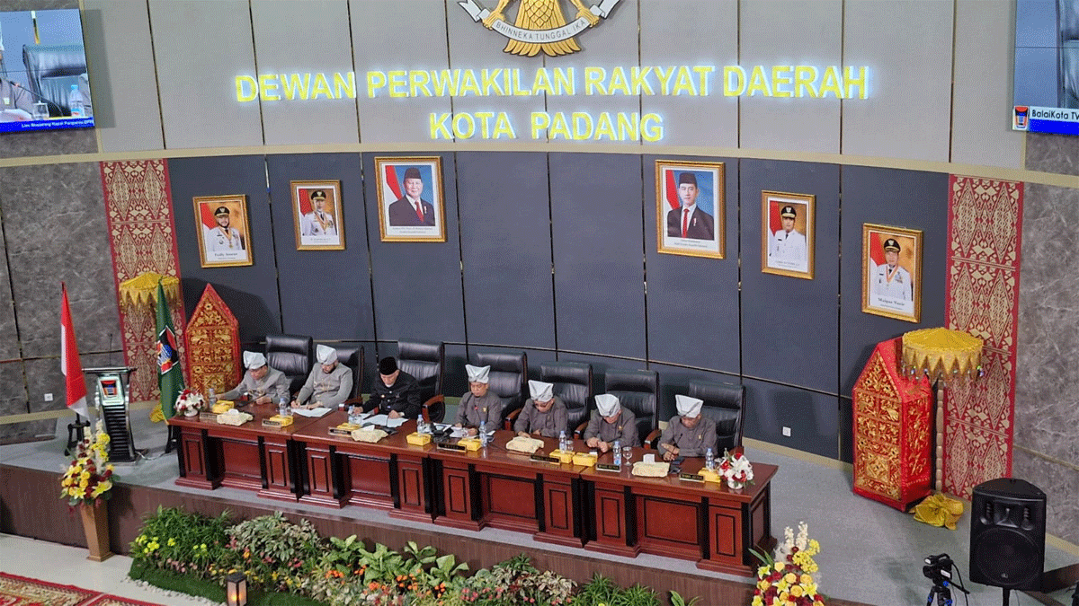 Rapat paripurna istimewa DPRD Padang.
