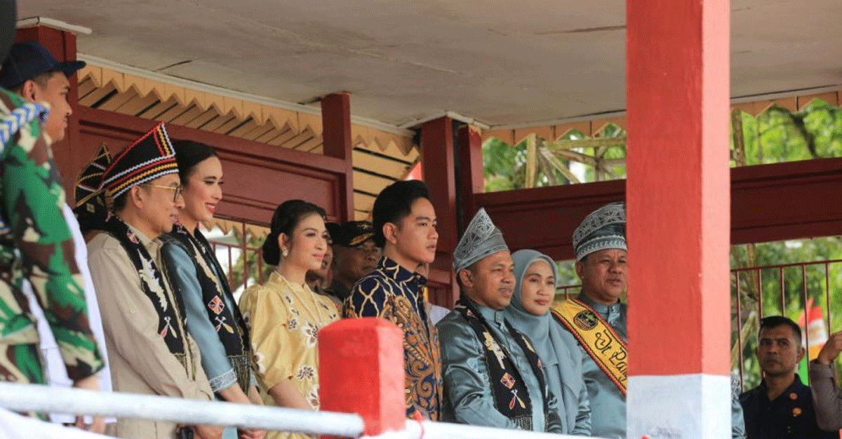 Pacu Jalur, dari Aura Farming Mengalir ke Dunia, Dikayuah ke Istana Negara 1 Wapres saksikan Pacu Jalur di Tepian Narosa. (riau.go.id)