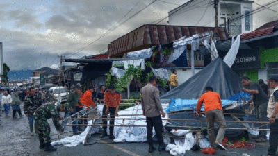 Petugas gabungan melakukan perbaikan di lokasi bencana alam puting beliung di Kecamatan Kayu Aro, Kerinci, Jambi, Sabtu (2/8/2025).(BPBD Kerinci)