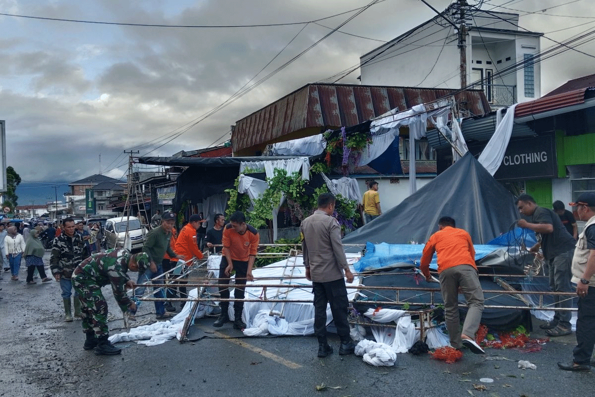 Petugas gabungan melakukan perbaikan di lokasi bencana alam puting beliung di Kecamatan Kayu Aro, Kerinci, Jambi, Sabtu (2/8/2025).(BPBD Kerinci)