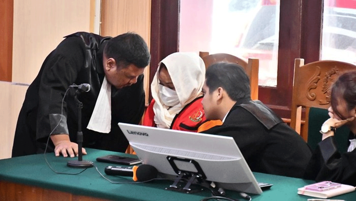 Terdakwa konsultasi dengan kuasa hukumnya. (ist)
