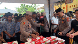 Jumat Berkah yang ditandai dengan pembagian nasi kotak ke jemaah usai Salat Jumat.