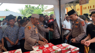 Jumat Berkah yang ditandai dengan pembagian nasi kotak ke jemaah usai Salat Jumat.
