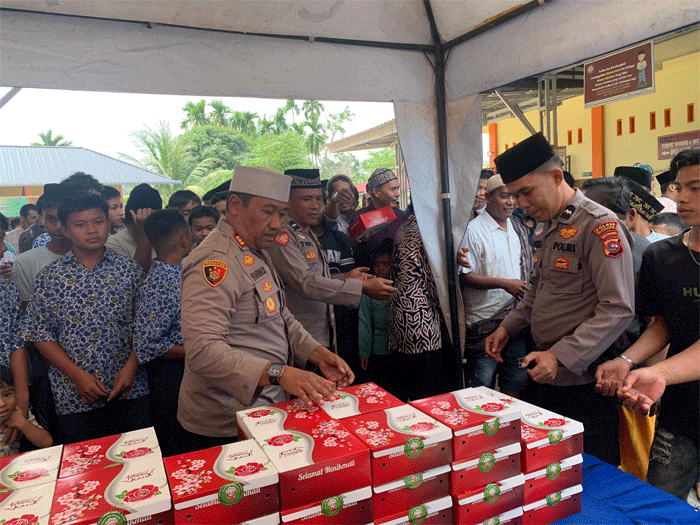 Jumat Berkah yang ditandai dengan pembagian nasi kotak ke jemaah usai Salat Jumat.