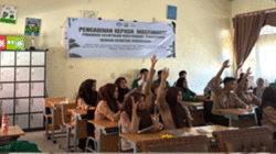 Pelajar serius ikuti edukasi yang diadakan mahasiswa KKN Unand.