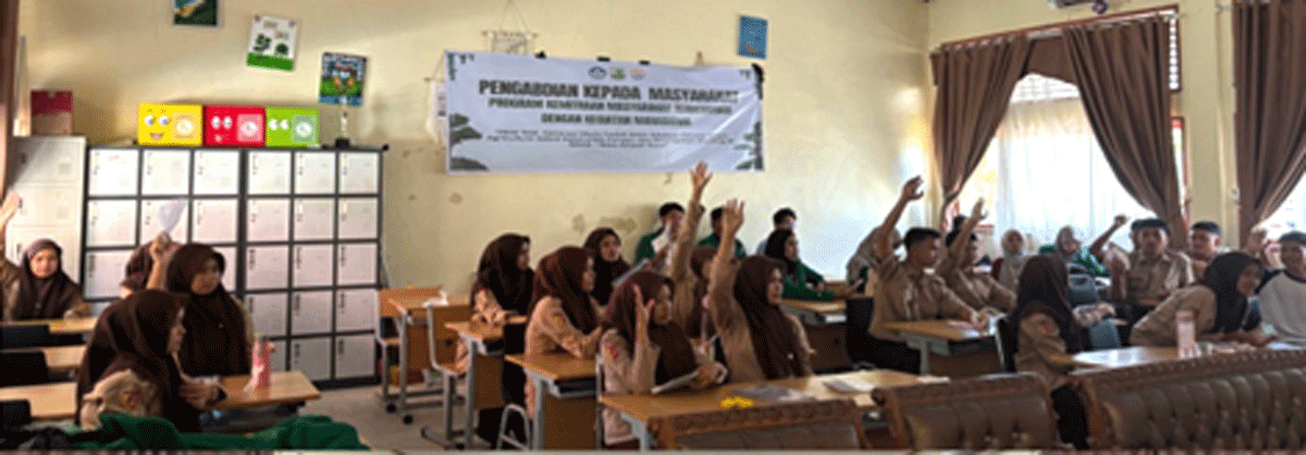 Pelajar serius ikuti edukasi yang diadakan mahasiswa KKN Unand.