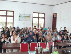 Mahasiswa KKN Unand Demonstrasikan Pembuatan Pupuk Organik Cair di Sungai Dareh