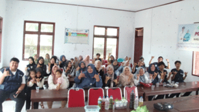 Mahasiswa KKN Unand Demonstrasikan Pembuatan Pupuk Organik Cair di Sungai Dareh