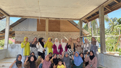 Foto bersama tim Ekspedisi Wilayah II BEM KM UNAND 2025 bersama para ibu dan anak peserta edukasi kesehatan di Jorong Galugua.