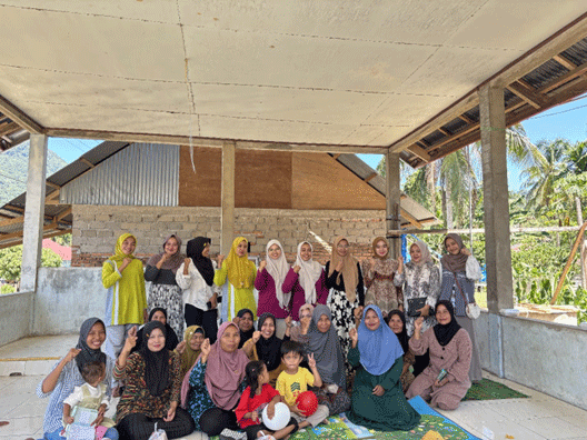 Foto bersama tim Ekspedisi Wilayah II BEM KM UNAND 2025 bersama para ibu dan anak peserta edukasi kesehatan di Jorong Galugua.