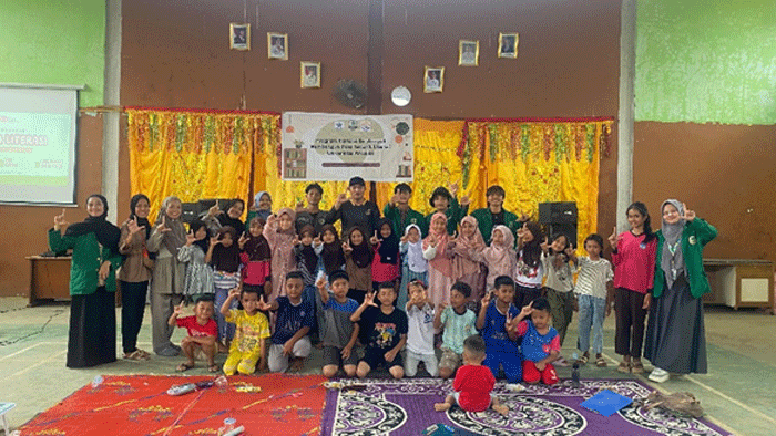 Mahasiswa KKN Universitas Andalas Meriahkan Peringatan HUT RI ke-80 di Nagari Sungai Kunyit Barat 1 Mahasiswa KKN foto bersama dengan warga di sela perlombaan